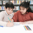 Kinder malen Ausmalbilder aus