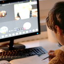 Junge arbeitet am Computer