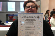 Eine Frau mit Werbung für Gewinnspiel