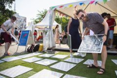 junge Menschen spielen Riesen-Memory unter freiem Himmel