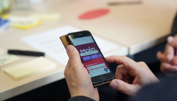 Smartphone zeigt die App des Hamburger Verkehrsverbundes