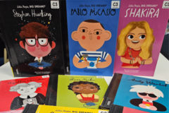 Verschiedene bunte Cover der "Little People"-Buchreihe