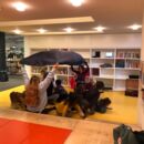 Personen und Kinder spielen in der Kinderbibliothek