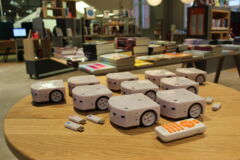 kleine Saugroboter stehen auf einem Tisch in der Bibliothek