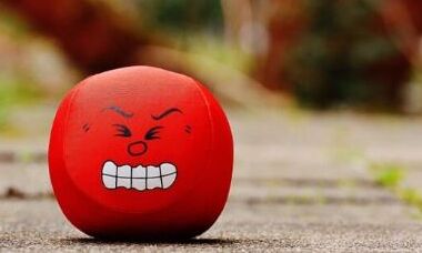 roter Ball mit wütendem Gesicht