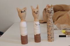 Drei gebastelte Katzen-Mumien aus Klebestreifen