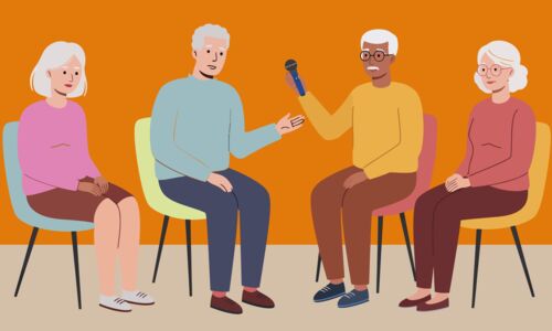 vier ältere Damen und Herren sitzen in einem Stuhlkreis unterhalten sich