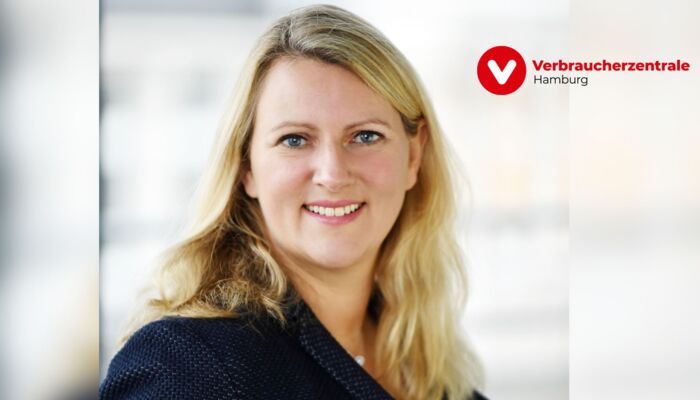 Frau (Sandra Klug) und das Logo der Verbraucherzentrale