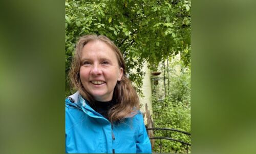 Britta Behle in einem Garten.