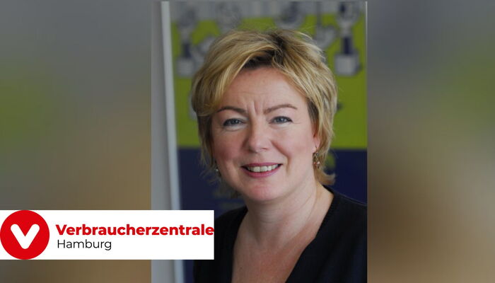 Frau (Doris Kappes) und das Logo der Verbraucherzentrale.