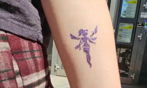 Foto von einem Arm mit einer selbstgemachten Figur aus Glitter auf der Haut, ähnlich einem 3D Tattoo