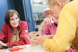 Silber & Smart Workshop wo Person Dinge am Handy erklärt bekommt