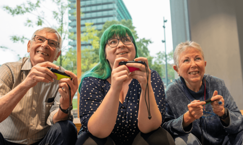 drei Personen spielen mit der Nintendo Switch