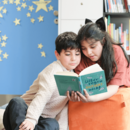 Zwei Kinder lesen in Buch