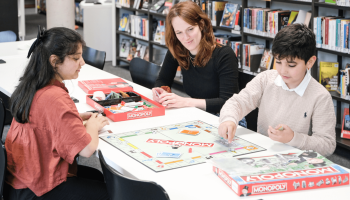 Monopoly spielen in der Bücherhalle