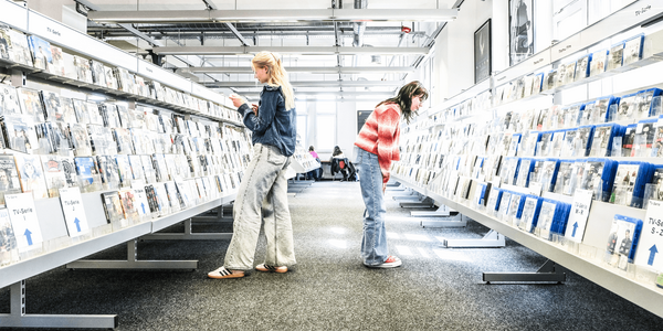 Zwei Personen stöbern DVDs in der Zentralbibliothek