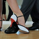Foto von den Füßen eines Tango tanzenden Paares, Abbildung von Tanzschuhen