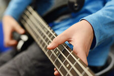 Junge spielt Gitarre