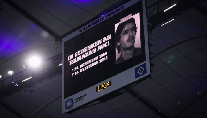 Anzeigetafel im Stadion mit Bild und Lebensdaten von Ramazan Avci