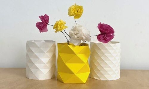 3 gefaltete Vasenköcher mit Papierblumen
