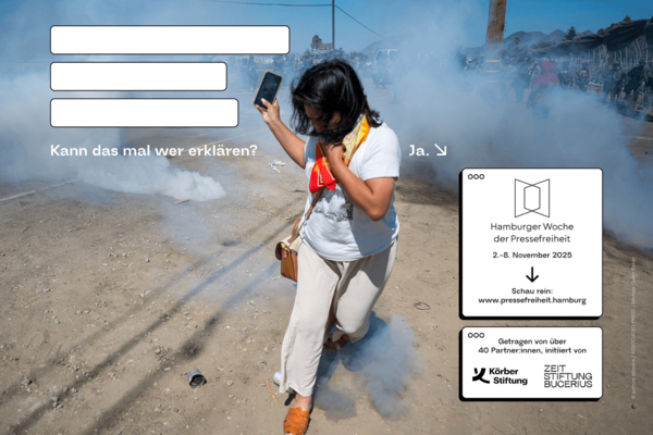 Eine Frau läuft auf die Kamera zu und hält ein Handy in der Hand