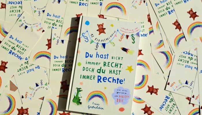 Bücher mit Teddybären, Regenbogen, Drachen und Girlanden
