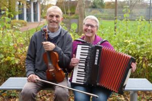 zwei Personen mit Musikinstrumenten