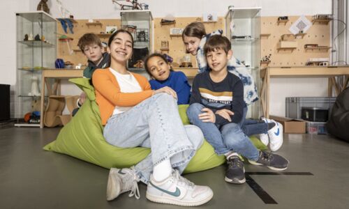 Gruppe von Kindern auf Beanbags in einem Labor
