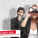 Mann und Frau mit Fernglas, Schriftzug Lebensbegleitende Berufsberatung