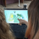 2 Frauen betrachten das Spiel Kodu an einem Laptop