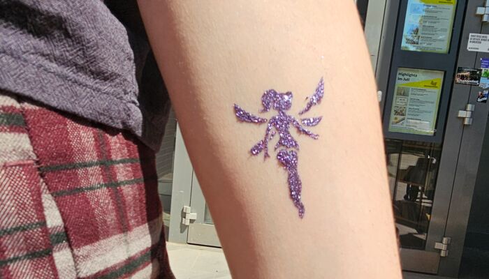 Foto von einem Arm mit einer selbstgemachten Figur aus Glitter auf der Haut, ähnlich einem 3D Tattoo