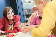 Silber & Smart Workshop wo Person Dinge am Handy erklärt bekommt