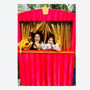 Zwei Personen, die ein Puppentheater vorspielen