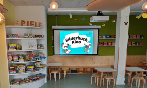 Kinderbibliothek für ein Bilderbuchkino vorbereitet