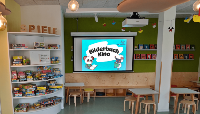 Kinderbibliothek für ein Bilderbuchkino vorbereitet