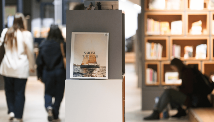 Buch ausgestellt auf Regal in Zentralbibliothek