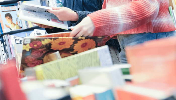 Bücher werden aufgeschlagen