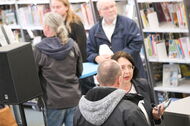 Gäste bei der Wiedereröffnung der Bücherhalle Bramfeld