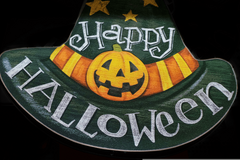 Ein schwarzer Hexen-Hut mit der Aufschrift "Happy Halloween".