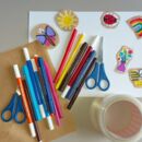 Stifte, Scheren und Klebeband, mit denen Aufkleber gestaltet wurden.