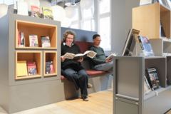 Zwei Personen lesen in der Zentralbibliothek