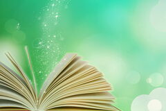 Aufgeschlagenes Buch mit Hintergrund