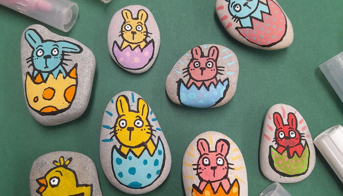 bunt bemalte Steine mit Ostermotiven