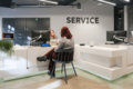 Service Situation mit zwei Personen in der Zentralbibliothek