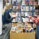 Zwei Personen stöbern Comics in der Zentralbibliothek