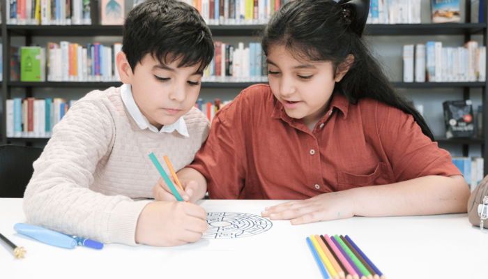 Kinder malen Ausmalbilder aus