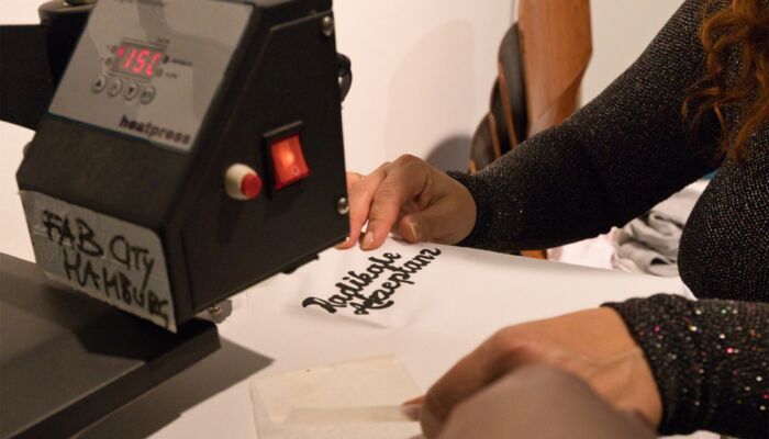 Bild einer Druckmaschine mit T-Shirt