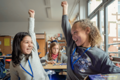 Zwei Schulkinder im Klassenraum