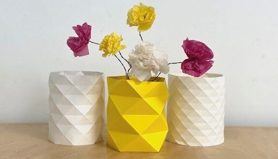 3 gefaltete Vasenköcher mit Papierblumen