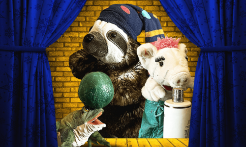 Puppentheater mit drei Plüschfiguren
